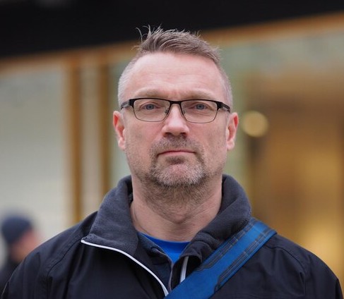 portrait-mature-man-wearing-eyeglasses-city_1048944-761818
